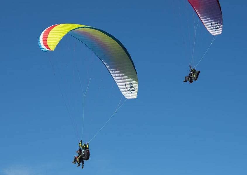 Vol biplace en parapente encadré par un pilote - Office de